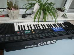 CASIO CT-470 ELEKTRONİK KLAVYE / ORG + Orj. KILIFINDA ( BÜYÜK BOY ) - Made JAPAN - ÇOK TEMİZ SORUNSUZ DURUMDA