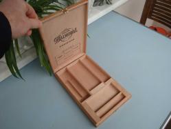 BALMORAL AHŞAP PURO KUTUSU ( Menteşeli & Kilitli Kapaklı ) MÜKEMMEL KONSİYONDA ÇOK ŞIK AHŞAP KUTU - Made DOMINICAN REPUBLIC