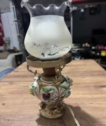 Antika Tarzı Porselen Capodimonte Çiçekli Gece Lambası / Abajur El yapımı kabartma porselen çiçeklerle süslenmiş, gold (altın rengi) işlemeli gövde. Üzerinde zarif kelebek ve doğa desenleri bulunan, buzlu camdan özel üst başlık. Çalışır vaziyettedir. Fotoğraflarda görüldüğü üzere yaşına bağlı olarak porselen çiçeklerin bazılarında ufak deformasyonlar mevcuttur (antik/vintage bir hava katmaktadır).