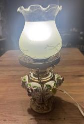 Antika Tarzı Porselen Capodimonte Çiçekli Gece Lambası / Abajur El yapımı kabartma porselen çiçeklerle süslenmiş, gold (altın rengi) işlemeli gövde. Üzerinde zarif kelebek ve doğa desenleri bulunan, buzlu camdan özel üst başlık. Çalışır vaziyettedir. Fotoğraflarda görüldüğü üzere yaşına bağlı olarak porselen çiçeklerin bazılarında ufak deformasyonlar mevcuttur (antik/vintage bir hava katmaktadır).
