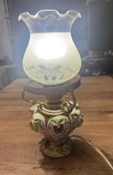 Antika Tarzı Porselen Capodimonte Çiçekli Gece Lambası / Abajur El yapımı kabartma porselen çiçeklerle süslenmiş, gold (altın rengi) işlemeli gövde. Üzerinde zarif kelebek ve doğa desenleri bulunan, buzlu camdan özel üst başlık. Çalışır vaziyettedir. Fotoğraflarda görüldüğü üzere yaşına bağlı olarak porselen çiçeklerin bazılarında ufak deformasyonlar mevcuttur (antik/vintage bir hava katmaktadır).