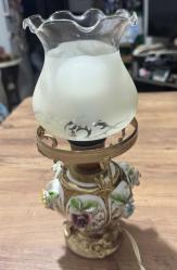 Antika Tarzı Porselen Capodimonte Çiçekli Gece Lambası / Abajur El yapımı kabartma porselen çiçeklerle süslenmiş, gold (altın rengi) işlemeli gövde. Üzerinde zarif kelebek ve doğa desenleri bulunan, buzlu camdan özel üst başlık. Çalışır vaziyettedir. Fotoğraflarda görüldüğü üzere yaşına bağlı olarak porselen çiçeklerin bazılarında ufak deformasyonlar mevcuttur (antik/vintage bir hava katmaktadır).