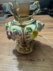 Antika Tarzı Porselen Capodimonte Çiçekli Gece Lambası / Abajur El yapımı kabartma porselen çiçeklerle süslenmiş, gold (altın rengi) işlemeli gövde. Üzerinde zarif kelebek ve doğa desenleri bulunan, buzlu camdan özel üst başlık. Çalışır vaziyettedir. Fotoğraflarda görüldüğü üzere yaşına bağlı olarak porselen çiçeklerin bazılarında ufak deformasyonlar mevcuttur (antik/vintage bir hava katmaktadır).