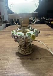 Antika Tarzı Porselen Capodimonte Çiçekli Gece Lambası / Abajur El yapımı kabartma porselen çiçeklerle süslenmiş, gold (altın rengi) işlemeli gövde. Üzerinde zarif kelebek ve doğa desenleri bulunan, buzlu camdan özel üst başlık. Çalışır vaziyettedir. Fotoğraflarda görüldüğü üzere yaşına bağlı olarak porselen çiçeklerin bazılarında ufak deformasyonlar mevcuttur (antik/vintage bir hava katmaktadır).