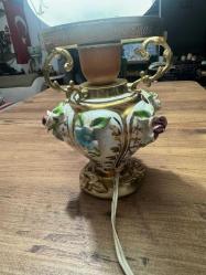 Antika Tarzı Porselen Capodimonte Çiçekli Gece Lambası / Abajur El yapımı kabartma porselen çiçeklerle süslenmiş, gold (altın rengi) işlemeli gövde. Üzerinde zarif kelebek ve doğa desenleri bulunan, buzlu camdan özel üst başlık. Çalışır vaziyettedir. Fotoğraflarda görüldüğü üzere yaşına bağlı olarak porselen çiçeklerin bazılarında ufak deformasyonlar mevcuttur (antik/vintage bir hava katmaktadır).