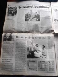 Radikal Gazetesi - Turkish Newspaper - 1 Ocak 2000 - mutlu yıllar - radikalin istihbaratı Noel Baba'nın ünlülere yeni yıl hediyelerinin listesini ele geçirdi - Bülent Ecevit'e Rahşan Ecevit'le ikinci 50 yıl - İsmail Cem'e yunanistan'la ortak Avrupa Birliği dönem başkanlığı - Osman Durmuş'a kendisini sevimli gösteren ayna - Fadıl Akgündüz'e devlet futbolcu tüketme çiftliği - Alaattin Çakıcı'ya gönüllü Fransa kültür elçiliği - Sergen Yalçın'a sahaya atla girme hakkı - Power FM Rana Pirinçcioğlu - 6 milyar kişilik 2000 partisi fotoğraf - Alaattin Çakıcı'nın adamı Erol Köse'yi vurdu - Rusya Lideri Boris Yeltsin 20. Yüzyılın son gününde istifa etti - İMKB 1999'da şahlandı - Asrın futbol nostaljisi yıl 1923 yer Taksim stadı fotoğraf - Trabzonspor'un eski başkanlarından Sadri Şener'den büyük eleştiri - Nurullah Ataç Halid Ziya Uşaklıgil Yaşar Kemal Orhan Pamuk fotoğraflar - cumartesi notları yazan Ülkü Tamer - 99 yılının son hitleri - Yazar Abdullah Rıza Ergüven felç geçirdi - Altın Koza