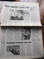 Radikal Gazetesi - Turkish Newspaper - 1 Ocak 2000 - mutlu yıllar - radikalin istihbaratı Noel Baba'nın ünlülere yeni yıl hediyelerinin listesini ele geçirdi - Bülent Ecevit'e Rahşan Ecevit'le ikinci 50 yıl - İsmail Cem'e yunanistan'la ortak Avrupa Birliği dönem başkanlığı - Osman Durmuş'a kendisini sevimli gösteren ayna - Fadıl Akgündüz'e devlet futbolcu tüketme çiftliği - Alaattin Çakıcı'ya gönüllü Fransa kültür elçiliği - Sergen Yalçın'a sahaya atla girme hakkı - Power FM Rana Pirinçcioğlu - 6 milyar kişilik 2000 partisi fotoğraf - Alaattin Çakıcı'nın adamı Erol Köse'yi vurdu - Rusya Lideri Boris Yeltsin 20. Yüzyılın son gününde istifa etti - İMKB 1999'da şahlandı - Asrın futbol nostaljisi yıl 1923 yer Taksim stadı fotoğraf - Trabzonspor'un eski başkanlarından Sadri Şener'den büyük eleştiri - Nurullah Ataç Halid Ziya Uşaklıgil Yaşar Kemal Orhan Pamuk fotoğraflar - cumartesi notları yazan Ülkü Tamer - 99 yılının son hitleri - Yazar Abdullah Rıza Ergüven felç geçirdi - Altın Koza