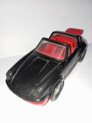 1970’ler / 80’ler döneminden TOOTSIETOY Porsche 911 ABD üretimi   Siyah gövde Kırmızı iç tasarım 25 cm plastik model Koleksiyonluk / vintage parça Genel durumu iyi, yaşına göre normal kullanım izleri var. Detaylar fotoğraflarda