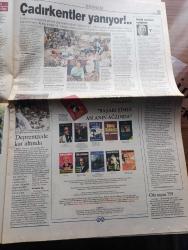 Radikal Gazetesi - Turkish Newspaper - 26 Kasım 1999 - afetzedeyi Şimdi de yangın vurdu - Kızılay'ın çadır kentinde yemek pişirmek için yakılan piknik tüpü patladı bir bebek öldü - Abdullah Öcalan'ın idamı onaylandı - Abdullah Öcalan'ın avukatları tedbir talep etti - Marmara'nın deprem haritası - Cumhurbaşkanı Süleyman Demirel Edirne Merkez ilköğretim okulunu açtı - Yeraltı dünyasının ünlü isimlerinden Nihat Akgün öldürüldü - Profesör Naci Görür deprem riski artmıştır dedi - Bülent Ecevit'ten Hint şiiri - gazeteci Metin Göktepe'ye vurulan cop toplumsalmış - hukukçular Abdullah Öcalan'ın infazı pahalıya patlar - şehit yakınları idam kararının onaylanmasını sevinçle karşıladı - bir grup şehit yakını İHD genel merkezini basarak Başkan Hüsnü Öndülü dövdü - işkenceye karşı politika yazan Murat Belge - salkım hanımın taneleri filmi başrolde Hülya Avşar sinemalarda - neredesin Ronaldo - Naim Süleymanoğlu'ndan Halil Mutlu'ya övgü - Galatasaray'ın forveti çöktü - Fenerbahçe'ye milli engel