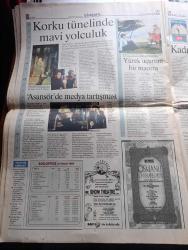 Radikal Gazetesi - Turkish Newspaper - 26 Kasım 1999 - afetzedeyi Şimdi de yangın vurdu - Kızılay'ın çadır kentinde yemek pişirmek için yakılan piknik tüpü patladı bir bebek öldü - Abdullah Öcalan'ın idamı onaylandı - Abdullah Öcalan'ın avukatları tedbir talep etti - Marmara'nın deprem haritası - Cumhurbaşkanı Süleyman Demirel Edirne Merkez ilköğretim okulunu açtı - Yeraltı dünyasının ünlü isimlerinden Nihat Akgün öldürüldü - Profesör Naci Görür deprem riski artmıştır dedi - Bülent Ecevit'ten Hint şiiri - gazeteci Metin Göktepe'ye vurulan cop toplumsalmış - hukukçular Abdullah Öcalan'ın infazı pahalıya patlar - şehit yakınları idam kararının onaylanmasını sevinçle karşıladı - bir grup şehit yakını İHD genel merkezini basarak Başkan Hüsnü Öndülü dövdü - işkenceye karşı politika yazan Murat Belge - salkım hanımın taneleri filmi başrolde Hülya Avşar sinemalarda - neredesin Ronaldo - Naim Süleymanoğlu'ndan Halil Mutlu'ya övgü - Galatasaray'ın forveti çöktü - Fenerbahçe'ye milli engel