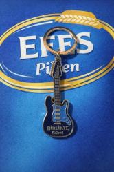 Efes Pilsen gitar formunda anahtarlık metal