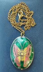 Uzakdoğu-Taiwan, Vintage Kelebek Temalı Geleneksel Cloisonne-Mine İşlemeli Kolye Ucu. (+Zincir) Mükemmel Renkli Detaylar. Emaye-Gümüş Kaplamalı Çerçeve. 1980'ler. Ön Yüzü İyi Durumda ve Diğer Yüzde Mine Kısımda Hafif Atıklar Bulunmaktadır. (4 cm)