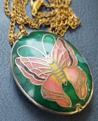 Uzakdoğu-Taiwan, Vintage Kelebek Temalı Geleneksel Cloisonne-Mine İşlemeli Kolye Ucu. (+Zincir) Mükemmel Renkli Detaylar. Emaye-Gümüş Kaplamalı Çerçeve. 1980'ler. Ön Yüzü İyi Durumda ve Diğer Yüzde Mine Kısımda Hafif Atıklar Bulunmaktadır. (4 cm)