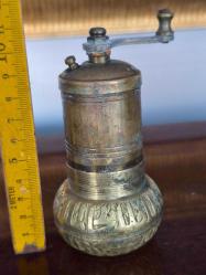 Antika kahve değirmeni