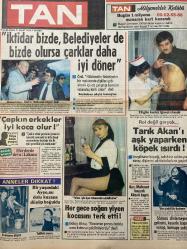 TAN GAZETESİ DOĞUM GÜNÜ HEDİYESİ (TURKISH NEWSPAPPER) - 21 MART 1984 - SADECE 4 SAYFADIR -Turgut Özal-Mehmet Dayı-Tarık Akan-Gülay Aksu-Ayşe-Mahmut-Kazım-Gregory Harrison-Pernell Roberts-John McCook-Christopher Norris-Rahmi Turan-Ragıp Derin-Ferdi Tayfur-Apostoli Pavlidis-Aliki Pavlidis-Ajda Pekkan-Sezer Güvenirgil-Gülçin Abla-Zeynep Sultan-Osman Öndeş-İktidar bizde Belediyeler de bizde olursa çarklar daha iyi döner-Başbakan şöyle konuştu-19 gün kuduz iğnesi olacak-Çapkın erkekler iyi koca olur-Her derde deva Lahana-Anneler dikkat Bir yaşındaki Ayşe su dolu kazana düşüp boğuldu-Her gece soğan yiyen kocasını terk etti-Rol değil gerçek Tarık Akan’ı aşk yaparken köpek ısırdı-Kızı Mahmut kaçırdı Kazım kaptı-Sözünü dinlemeyen gelinini keserle başına vurup komaya soktu-Başbaşa Sabahları daha dinç uyanabilirsiniz-Cilt güzelliği için bol bol havuç yiyin-İlginç rekorlar 20 konserle rekoru-Video Roman Bu akşam olmaz-Güzün Abla Sevenler kavuşsun-Bu gece TV’de 13 bölümlük yeni bir doktorlu dizi ba