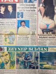 TAN GAZETESİ DOĞUM GÜNÜ HEDİYESİ (TURKISH NEWSPAPPER) - 21 MART 1984 - SADECE 4 SAYFADIR -Turgut Özal-Mehmet Dayı-Tarık Akan-Gülay Aksu-Ayşe-Mahmut-Kazım-Gregory Harrison-Pernell Roberts-John McCook-Christopher Norris-Rahmi Turan-Ragıp Derin-Ferdi Tayfur-Apostoli Pavlidis-Aliki Pavlidis-Ajda Pekkan-Sezer Güvenirgil-Gülçin Abla-Zeynep Sultan-Osman Öndeş-İktidar bizde Belediyeler de bizde olursa çarklar daha iyi döner-Başbakan şöyle konuştu-19 gün kuduz iğnesi olacak-Çapkın erkekler iyi koca olur-Her derde deva Lahana-Anneler dikkat Bir yaşındaki Ayşe su dolu kazana düşüp boğuldu-Her gece soğan yiyen kocasını terk etti-Rol değil gerçek Tarık Akan’ı aşk yaparken köpek ısırdı-Kızı Mahmut kaçırdı Kazım kaptı-Sözünü dinlemeyen gelinini keserle başına vurup komaya soktu-Başbaşa Sabahları daha dinç uyanabilirsiniz-Cilt güzelliği için bol bol havuç yiyin-İlginç rekorlar 20 konserle rekoru-Video Roman Bu akşam olmaz-Güzün Abla Sevenler kavuşsun-Bu gece TV’de 13 bölümlük yeni bir doktorlu dizi ba