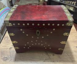 Pirinç Kakmalı, Vintage Ahşap Dekoratif Sandık / Takı Kutusu Ön ve üst kısmında el işçiliği pirinç süslemeler ve şık Kilit takılması gerekiyor. Yaşına bağlı doğal bir eskitme dokusuna sahiptir; sağlam ve kullanıma hazırdır. İç kısmı temizdir. Takı kutusu, hatıra sandığı veya ev dekorasyonunda otantik bir obje olarak kullanılabilir. Boy  30 cm,En 17 cm Yükseklik 25,5 cm