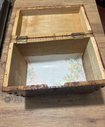 Pirinç Kakmalı, Vintage Ahşap Dekoratif Sandık / Takı Kutusu Ön ve üst kısmında el işçiliği pirinç süslemeler ve şık Kilit takılması gerekiyor. Yaşına bağlı doğal bir eskitme dokusuna sahiptir; sağlam ve kullanıma hazırdır. İç kısmı temizdir. Takı kutusu, hatıra sandığı veya ev dekorasyonunda otantik bir obje olarak kullanılabilir. Boy  30 cm,En 17 cm Yükseklik 25,5 cm