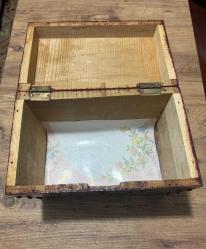 Pirinç Kakmalı, Vintage Ahşap Dekoratif Sandık / Takı Kutusu Ön ve üst kısmında el işçiliği pirinç süslemeler ve şık Kilit takılması gerekiyor. Yaşına bağlı doğal bir eskitme dokusuna sahiptir; sağlam ve kullanıma hazırdır. İç kısmı temizdir. Takı kutusu, hatıra sandığı veya ev dekorasyonunda otantik bir obje olarak kullanılabilir. Boy  30 cm,En 17 cm Yükseklik 25,5 cm