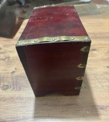 Pirinç Kakmalı, Vintage Ahşap Dekoratif Sandık / Takı Kutusu Ön ve üst kısmında el işçiliği pirinç süslemeler ve şık Kilit takılması gerekiyor. Yaşına bağlı doğal bir eskitme dokusuna sahiptir; sağlam ve kullanıma hazırdır. İç kısmı temizdir. Takı kutusu, hatıra sandığı veya ev dekorasyonunda otantik bir obje olarak kullanılabilir. Boy  30 cm,En 17 cm Yükseklik 25,5 cm