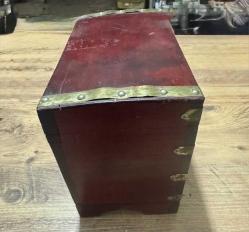 Pirinç Kakmalı, Vintage Ahşap Dekoratif Sandık / Takı Kutusu Ön ve üst kısmında el işçiliği pirinç süslemeler ve şık Kilit takılması gerekiyor. Yaşına bağlı doğal bir eskitme dokusuna sahiptir; sağlam ve kullanıma hazırdır. İç kısmı temizdir. Takı kutusu, hatıra sandığı veya ev dekorasyonunda otantik bir obje olarak kullanılabilir. Boy  30 cm,En 17 cm Yükseklik 25,5 cm