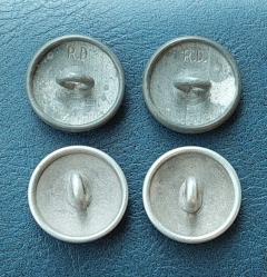 Almanya, II. Dünya Savaşı'ndan Kalma Orijinal Alman Yapımı Tırtıklı (Alman Ordusu) Askeri Üniforma Düğmeleri. (Çakıl Taşı Desenli) Bunlar Tuniklerde, Paltolarda ve Parkalarda Kullanılıyordu. Farklı Üretimler. 2 Adet: R.D. İşaretli/Alüminyum, 2 Adet: Alüminyum. İyi Durumdalar/Patinalı. 1930-1945'ler. (19 mm) 4 Adet.