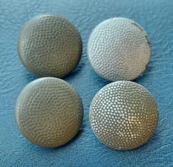 Almanya, II. Dünya Savaşı'ndan Kalma Orijinal Alman Yapımı Tırtıklı (Alman Ordusu) Askeri Üniforma Düğmeleri. (Çakıl Taşı Desenli) Bunlar Tuniklerde, Paltolarda ve Parkalarda Kullanılıyordu. Farklı Üretimler. 2 Adet: R.D. İşaretli/Alüminyum, 2 Adet: Alüminyum. İyi Durumdalar/Patinalı. 1930-1945'ler. (19 mm) 4 Adet.