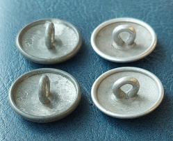 Almanya, II. Dünya Savaşı'ndan Kalma Orijinal Alman Yapımı Tırtıklı (Alman Ordusu) Askeri Üniforma Düğmeleri. (Çakıl Taşı Desenli) Bunlar Tuniklerde, Paltolarda ve Parkalarda Kullanılıyordu. Farklı Üretimler. 2 Adet: R.D. İşaretli/Alüminyum, 2 Adet: Alüminyum. İyi Durumdalar/Patinalı. 1930-1945'ler. (19 mm) 4 Adet.