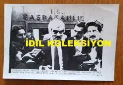 ŞEVKET YILMAZ'IN HABER METİNLİ ORİJİNAL AJANS-BASIN FOTOĞRAFI - 18 x 12 cm EBADINDA - TÜRK-İŞ GENEL BAŞKANI ŞEVKET YILMAZ, EK ZAM KONUSUNDA BAŞBAKAN BÜLENT ULUSU İLE YAPTIĞI GÖRÜŞME SONRASINDA BASIN AÇIKLAMASI YAPARKEN ÇEKİLMİŞ BİR KARE. EKİM 1983