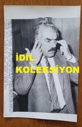 ŞEVKET YILMAZ'IN HABER METİNLİ ORİJİNAL AJANS-BASIN FOTOĞRAFI - 18 x 12 cm EBADINDA - TÜRK-İŞ GENEL BAŞKANI ŞEVKET YILMAZ, DENETİM KONUSUNDA BASINDA YER ALAN HABERLERLE İLGİLİ KONUŞMA YAPARKEN ÇEKİLMİŞ BİR KARE