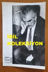 ŞEVKET YILMAZ'IN HABER METİNLİ ORİJİNAL AJANS-BASIN FOTOĞRAFI - 18 x 12 cm EBADINDA - TÜRK-İŞ GENEL BAŞKANI ŞEVKET YILMAZ, SİGARA İÇİP DÜŞÜNÜRKEN ÇEKİLMİŞ BİR KARE. 1987