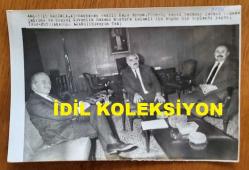 ŞEVKET YILMAZ'IN HABER METİNLİ ORİJİNAL AJANS-BASIN FOTOĞRAFI - 18 x 12 cm EBADINDA - TÜRK-İŞ GENEL BAŞKANI ŞEVKET YILMAZ, BAŞBAKAN VEKİLİ KAYA ERDEM ve ÇALIŞMA ve SOSYAL GÜVENLİK BAKANI MUSTAFA KALEMLİ İLE GÖRÜŞME YAPARKEN ÇEKİLMİŞ BİR KARE... HÜSEYİN TEK