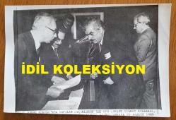 ŞEVKET YILMAZ'IN HABER METİNLİ ORİJİNAL AJANS-BASIN FOTOĞRAFI - 18 x 12 cm EBADINDA - TÜRK-İŞ GENEL BAŞKANI ŞEVKET YILMAZ, GENEL KURULDAKİ OYLAMADA OY KULLANIRKEN ÇEKİLMİŞ BİR KARE. 25 ARALIK 1983