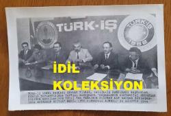 ŞEVKET YILMAZ'IN HABER METİNLİ ORİJİNAL AJANS-BASIN FOTOĞRAFI - 18 x 12 cm EBADINDA - TÜRK-İŞ GENEL BAŞKANI ŞEVKET YILMAZ, SAĞLIK-İŞ SENDİKASI BAŞKANLAR KURULU TOPLANTISINDAYKEN ÇEKİLMİŞ BİR KARE. AĞUSTOS 1984