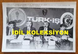 ŞEVKET YILMAZ'IN HABER METİNLİ ORİJİNAL AJANS-BASIN FOTOĞRAFI - 18 x 12 cm EBADINDA - TÜRK-İŞ GENEL BAŞKANI ŞEVKET YILMAZ, ''PARLAMENTO'YA ÇAĞRI'' TOPLANTISINDA BASIN AÇIKLAMASI YAPARKEN ÇEKİLMİŞ BİR KARE. 1985