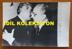 ŞEVKET YILMAZ'IN HABER METİNLİ ORİJİNAL AJANS-BASIN FOTOĞRAFI - 18 x 12 cm EBADINDA - TÜRK-İŞ GENEL BAŞKANI ŞEVKET YILMAZ, HÜSAMETTİN CİNDORUK'LA SELAMLAŞIRKEN ÇEKİLMİŞ BİR KARE