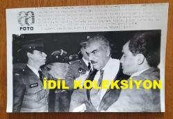 ŞEVKET YILMAZ'IN HABER METİNLİ ORİJİNAL AJANS-BASIN FOTOĞRAFI - 18 x 12 cm EBADINDA - TÜRK-İŞ GENEL BAŞKANI ŞEVKET YILMAZ, TÜRK-İŞ GENEL MERKEZİ ÖNÜNDE POLİSİN MÜDAHALE ETTİĞİ YÜRÜYÜŞTEYKEN ÇEKİLMİŞ BİR KARE... 1987. SELAHATTİN YILMAZ