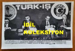 ŞEVKET YILMAZ'IN HABER METİNLİ ORİJİNAL AJANS-BASIN FOTOĞRAFI - 18 x 12 cm EBADINDA - TÜRK-İŞ GENEL BAŞKANI ŞEVKET YILMAZ, TOPLU İŞ SÖZLEŞMESİ OLAN SENDİKA BAŞKANLARIYLA TOPLANTI DÜZENLERKEN ÇEKİLMİŞ BİR KARE. MART 1987