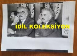 ŞEVKET YILMAZ'IN HABER METİNLİ ORİJİNAL AJANS-BASIN FOTOĞRAFI - 18 x 12 cm EBADINDA - TÜRK-İŞ GENEL BAŞKANI ŞEVKET YILMAZ, TOPLANTIDAKİ KONUŞMACIYI DİKKATLE DİNLERKEN ÇEKİLMİŞ 2 KARE