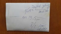 ŞEVKET YILMAZ'IN ORİJİNAL AJANS-BASIN FOTOĞRAFI - 18 x 12 cm EBADINDA - TÜRK-İŞ GENEL BAŞKANI ŞEVKET YILMAZ, DAVETLİLERİN KALKIP OYNADIKLARI YEMEK MASASINDA KONUŞURKEN ÇEKİLMİŞ BİR KARE, MART 1985