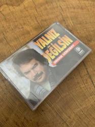 ORHAN GENCEBAY - YALNIZ DEĞİLSİN - KASET (JELATİNİNDE)