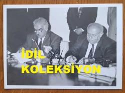 SÜLEYMAN DEMİREL ve ŞEVKET YILMAZ'IN ORİJİNAL FOTOĞRAFI - 12 x 8,5 cm EBADINDA - TÜRK-İŞ GENEL BAŞKANI ŞEVKET YILMAZ, SÜLEYMAN DEMİREL'LE BİRLİKTE BASIN KARŞISINDA İMZA ATARKEN ÇEKİLMİŞ BİR KARE