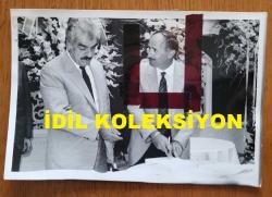 HALİT NARİN ve ŞEVKET YILMAZ'IN ORİJİNAL FOTOĞRAFI - 18 x 12 cm EBADINDA - TÜRK-İŞ GENEL BAŞKANI ŞEVKET YILMAZ ve TİSK BAŞKANI HALİT NARİN, MESS'LE TÜRK METAL SENDİKASI ARASINDA 50 BİN İŞÇİYİ KAPSAYAN TOPLU SÖZLEŞME PROTOKOLÜNDE İMZA ATARLARKEN ÇEKİLMİŞ BİR KARE. 28 AĞUSTOS 1984