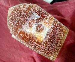 BESMELE VE FETİH SURESİ'NDEN BİR ALINTI İLE KUR'AN'DAN AYETLERİN YER ALDIĞI YAZILI DOĞAL AKİK TAŞI