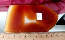 BESMELE VE FETİH SURESİ'NDEN BİR ALINTI İLE KUR'AN'DAN AYETLERİN YER ALDIĞI YAZILI DOĞAL AKİK TAŞI