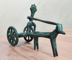 Avrupa, Vintage Roma/Mısır Dönemi Savaş At Arabası Heykel Modeli. Orijinal El Yapımı Bronz Döküm. Mükemmel Durumdadır. (Patinalı) 1800-1900'ler. (15×5,5×10 cm)