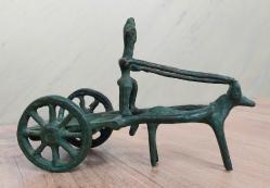 Avrupa, Vintage Roma/Mısır Dönemi Savaş At Arabası Heykel Modeli. Orijinal El Yapımı Bronz Döküm. Mükemmel Durumdadır. (Patinalı) 1800-1900'ler. (15×5,5×10 cm)