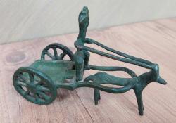 Avrupa, Vintage Roma/Mısır Dönemi Savaş At Arabası Heykel Modeli. Orijinal El Yapımı Bronz Döküm. Mükemmel Durumdadır. (Patinalı) 1800-1900'ler. (15×5,5×10 cm)