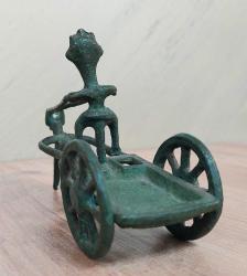 Avrupa, Vintage Roma/Mısır Dönemi Savaş At Arabası Heykel Modeli. Orijinal El Yapımı Bronz Döküm. Mükemmel Durumdadır. (Patinalı) 1800-1900'ler. (15×5,5×10 cm)