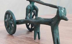 Avrupa, Vintage Roma/Mısır Dönemi Savaş At Arabası Heykel Modeli. Orijinal El Yapımı Bronz Döküm. Mükemmel Durumdadır. (Patinalı) 1800-1900'ler. (15×5,5×10 cm)